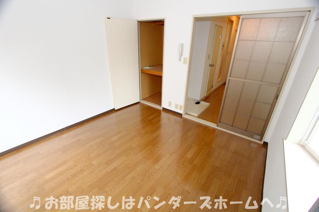 中部屋は出窓無しタイプになります。