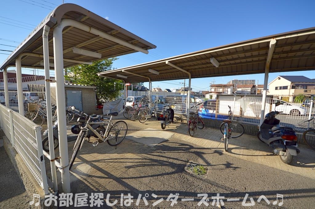 屋根付き駐輪場。バイクも駐輪できます。