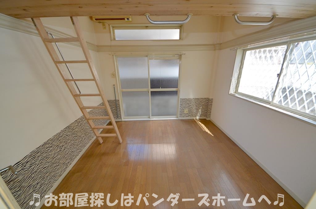 中部屋は出窓なし。