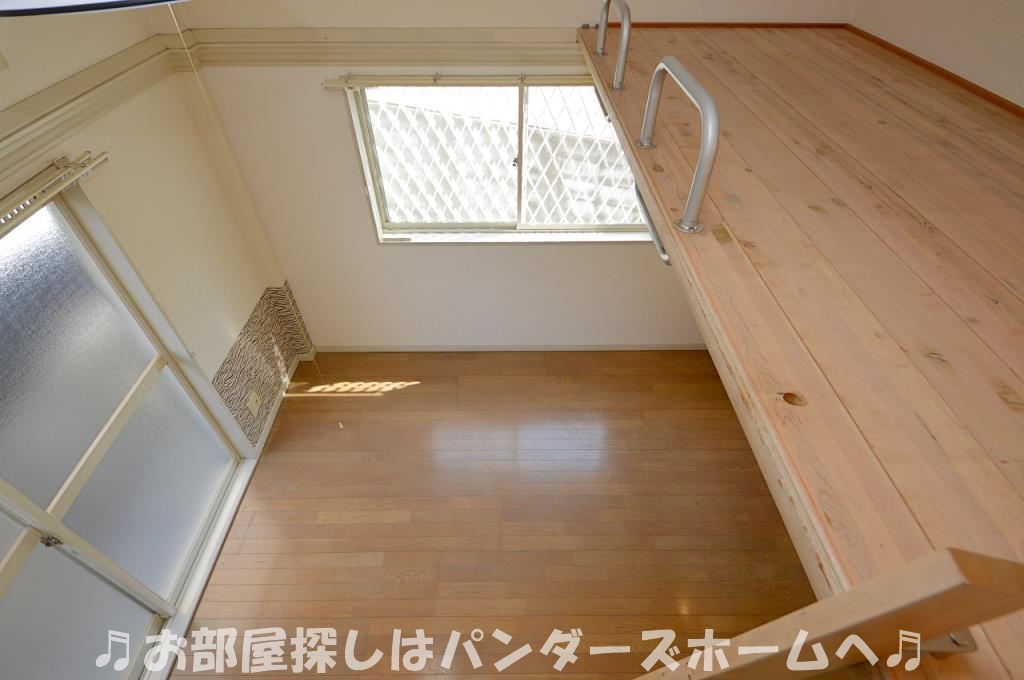 中部屋は出窓なし。