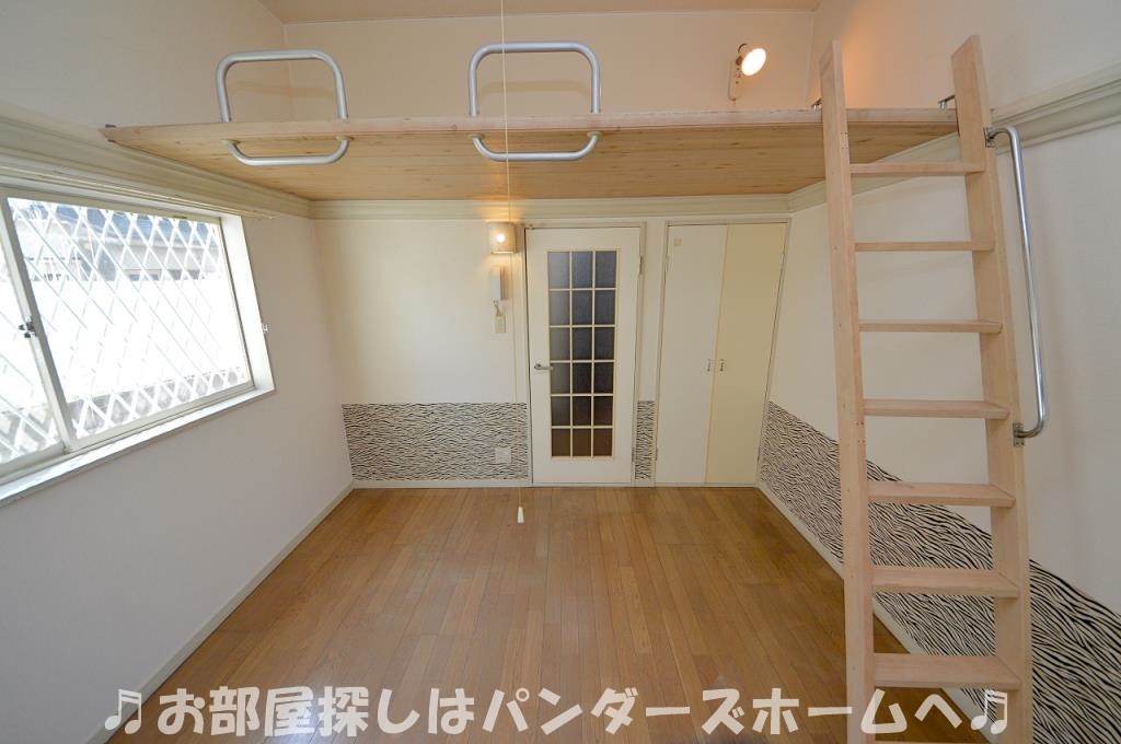 中部屋は出窓なし。