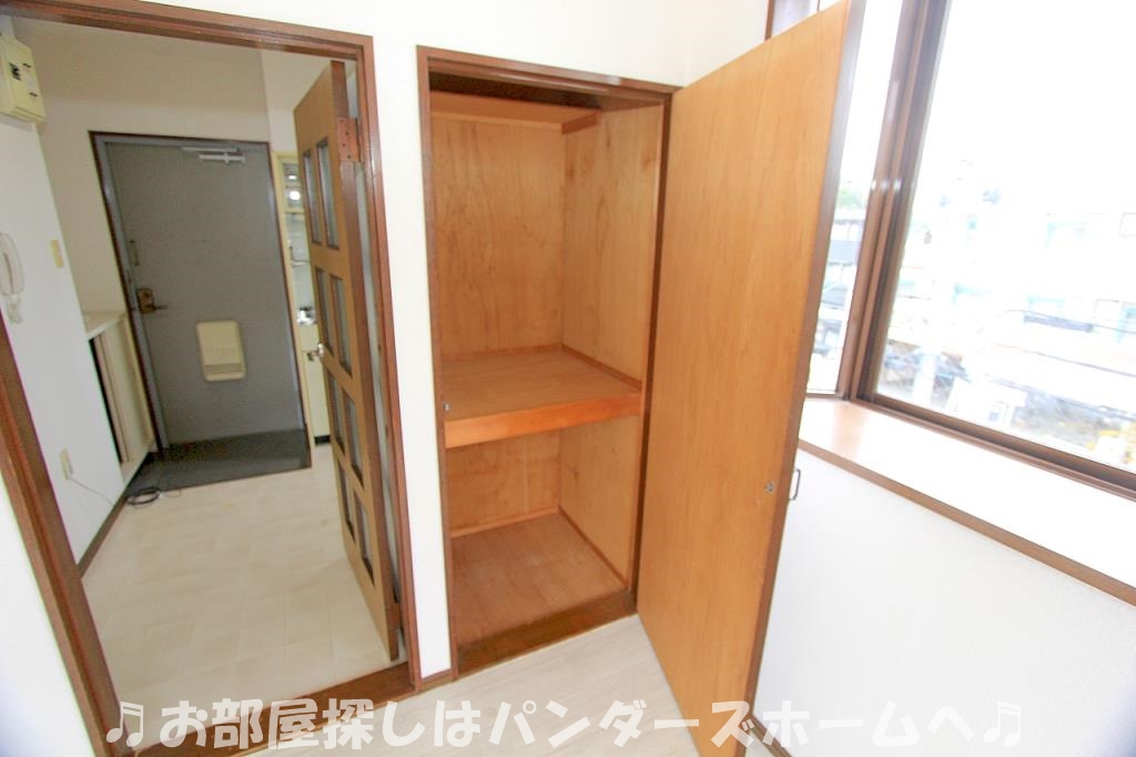 中部屋は出窓なしです。